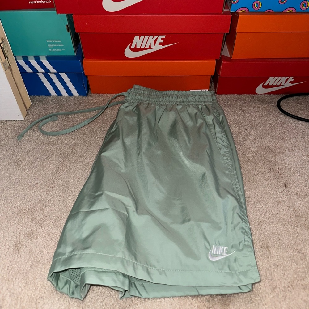 Nike Sportswear Standard Fit, Mid Thigh Length Shorts DR5678-006.